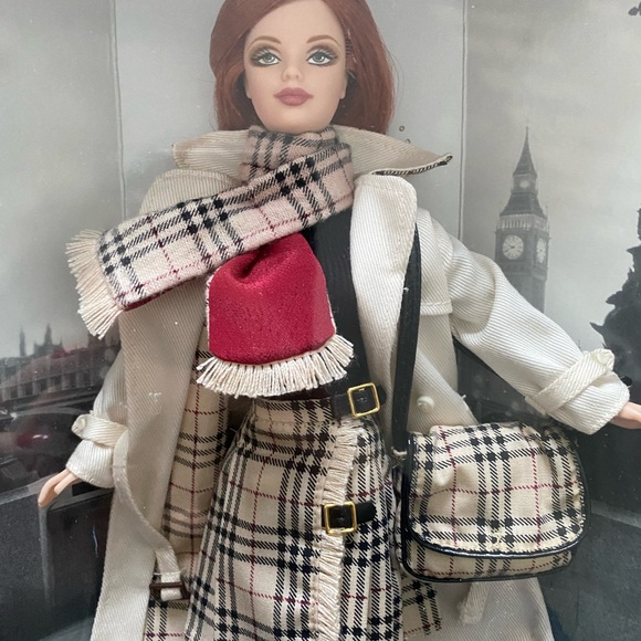 Burberry Barbie Collector's Box - Picture 2 of 7